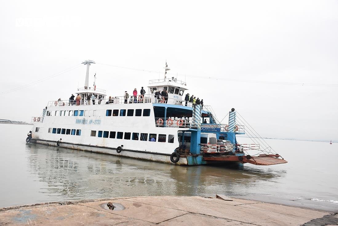 Những chuyến phà cuối cùng đưa du khách rời bến Gót sang đảo Cát Bà- Ảnh 4.