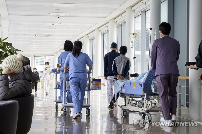 Khủng hoảng y tế ngày thứ 10 tại Hàn Quốc: Chỉ 300 bác sĩ trở lại, Chính phủ chuẩn bị truy tố hàng loạt- Ảnh 1.