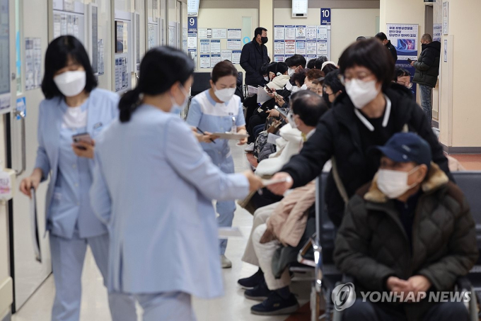 Khủng hoảng y tế ngày thứ 10 tại Hàn Quốc: Chỉ 300 bác sĩ trở lại, Chính phủ chuẩn bị truy tố hàng loạt- Ảnh 2.