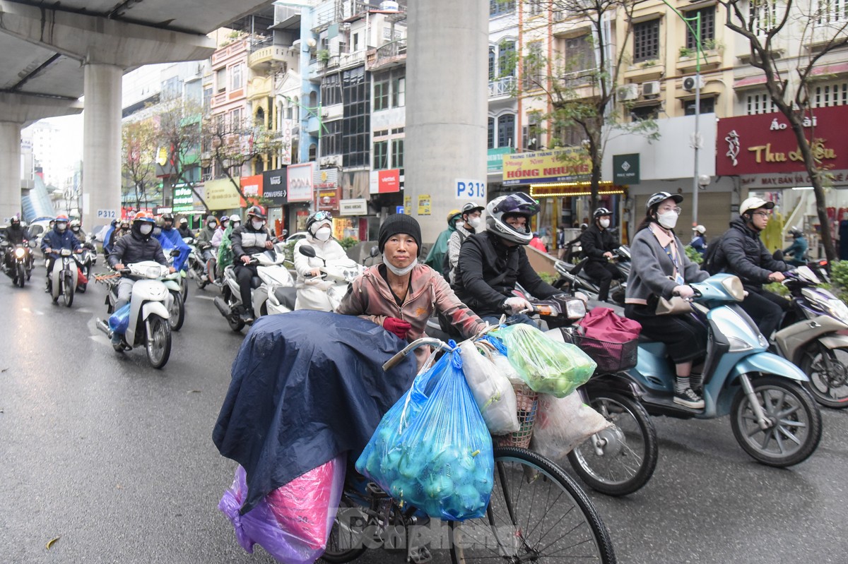 Nhịp sống người dân Thủ đô trong những ngày mưa rét dị thường- Ảnh 4.