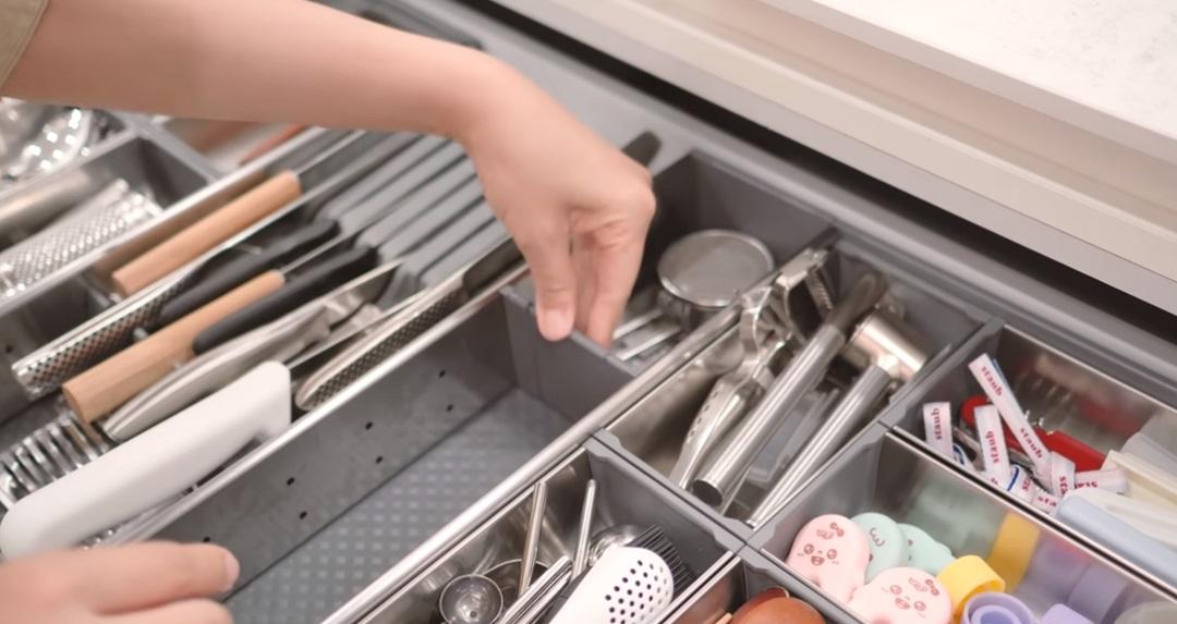 Mẹ đảm Hàn Quốc áp dụng 11 thủ thuật này để có căn bếp sạch sẽ và tăng gấp đôi dung lượng lưu trữ- Ảnh 20.