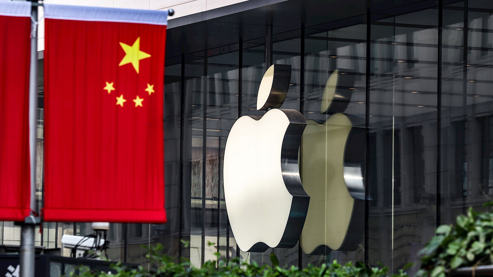 Doanh số iPhone tại Trung Quốc cắm đầu giảm, thách thức nào đang bủa vây Apple tại thị trường quan trọng bậc nhất này? - Ảnh 1.