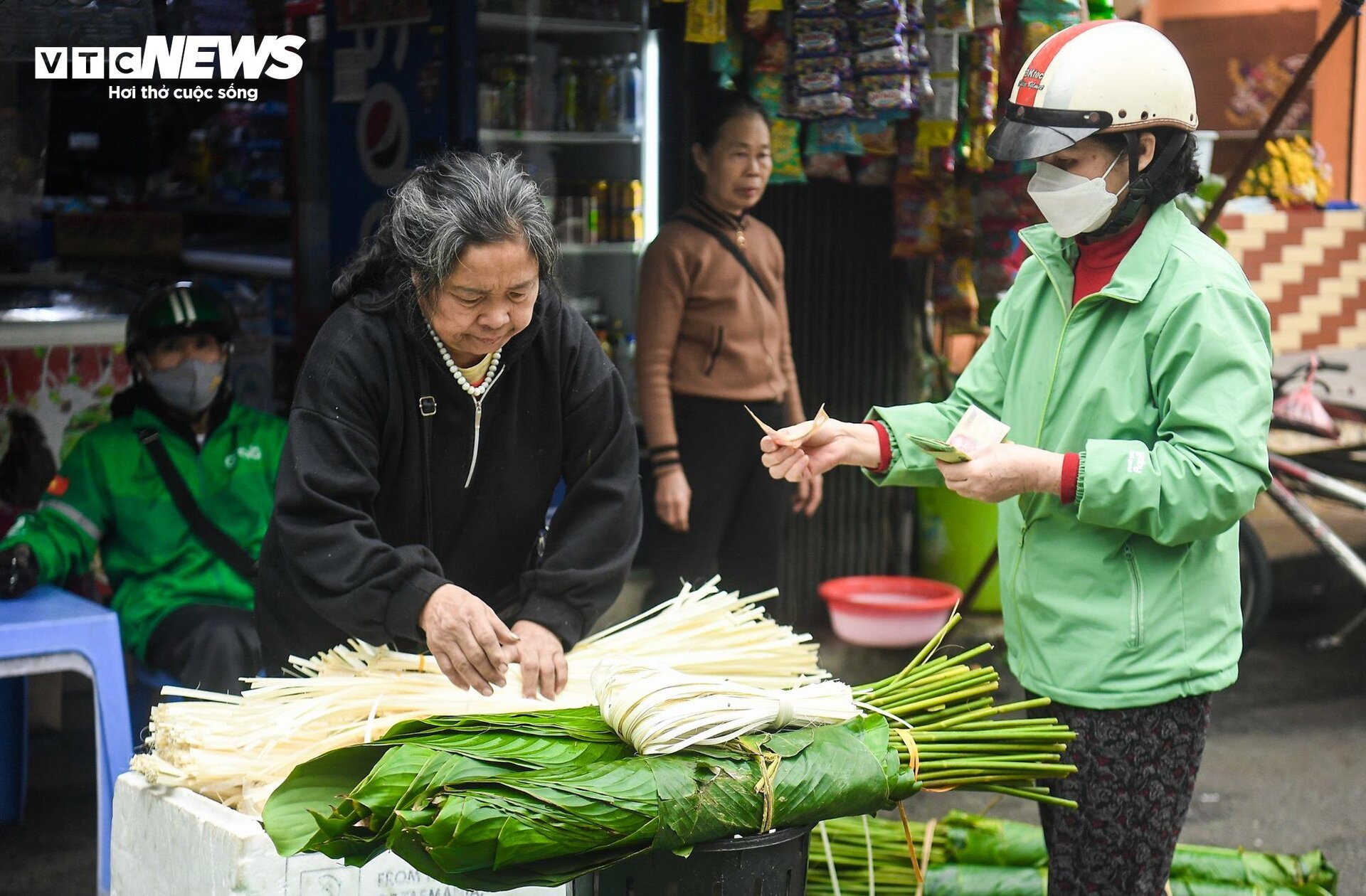 Chợ lá dong lâu đời nhất Hà Nội nhộn nhịp ngày giáp Tết - Ảnh 3.
