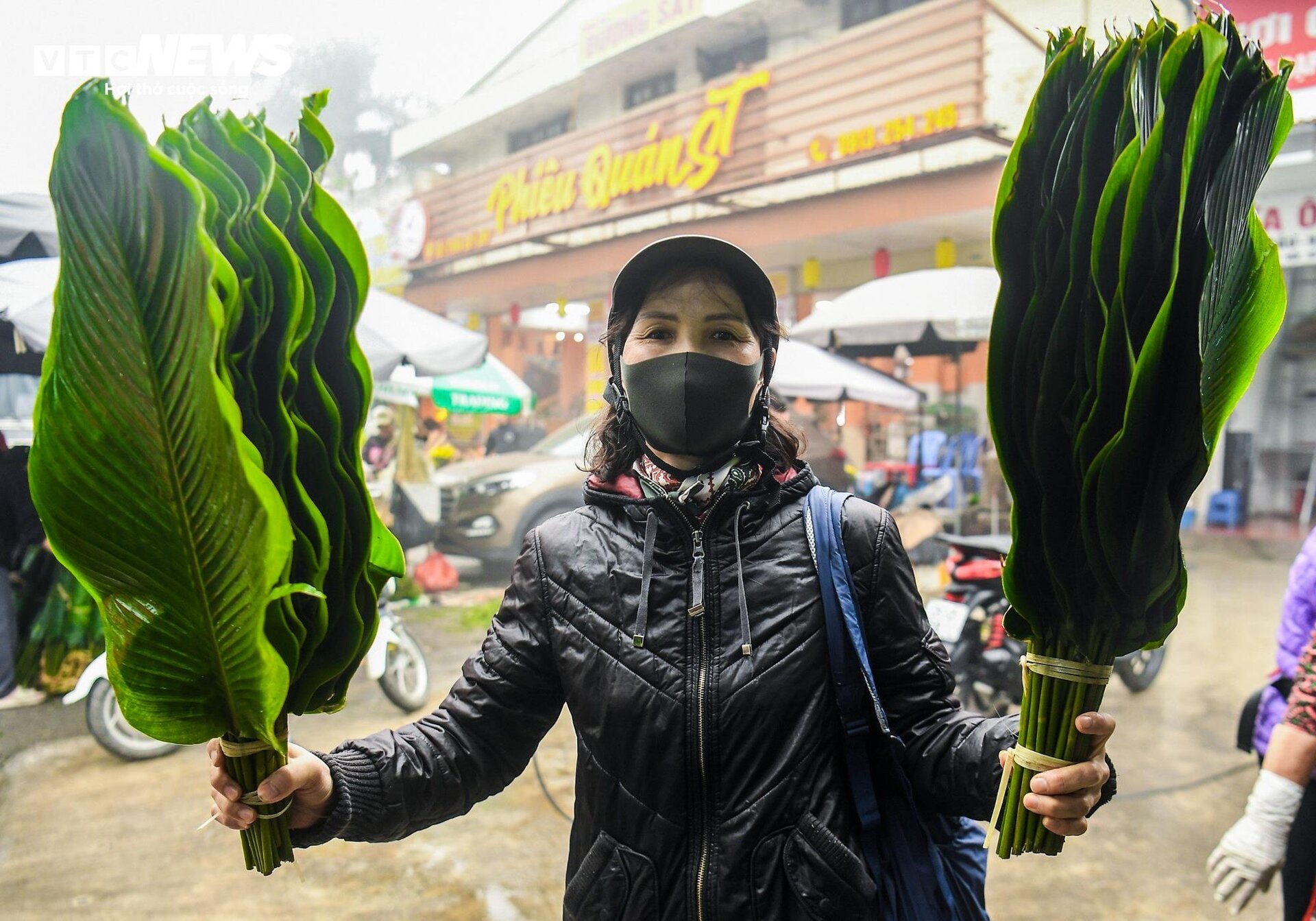 Chợ lá dong lâu đời nhất Hà Nội nhộn nhịp ngày giáp Tết - Ảnh 9.