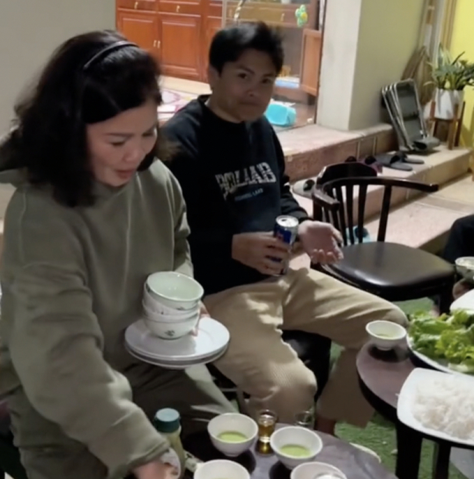 Quang Hải lái Mercedes đưa Chu Thanh Huyền về quê nướng hải sản, quây quần bên mâm cơm gia đình ngày cuối năm - Ảnh 2.