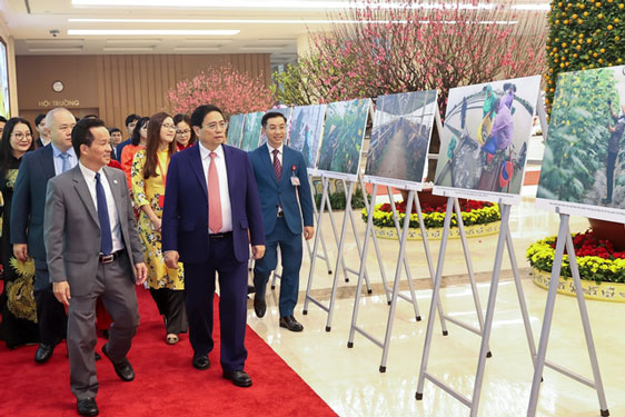 Thủ tướng Phạm Minh Chính tham quan triển lãm ảnh trước khi dự Diễn đàn kinh tế hợp tác, hợp tác xã năm 2024 Ảnh: NHẬT BẮC