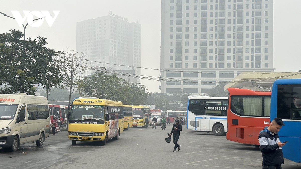 Bến xe ngày cận Tết, nhà xe dài cổ chờ khách - Ảnh 1.