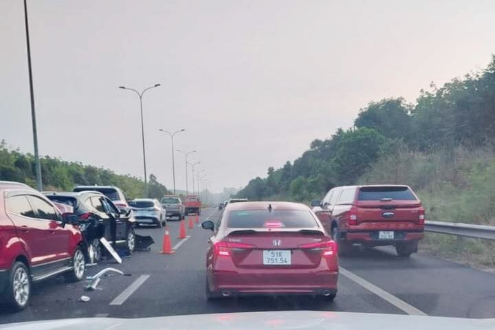 4 ô tô tông liên hoàn gây kẹt xe nối dài trên cao tốc Long Thành - Dầu Giây - Ảnh 1.
