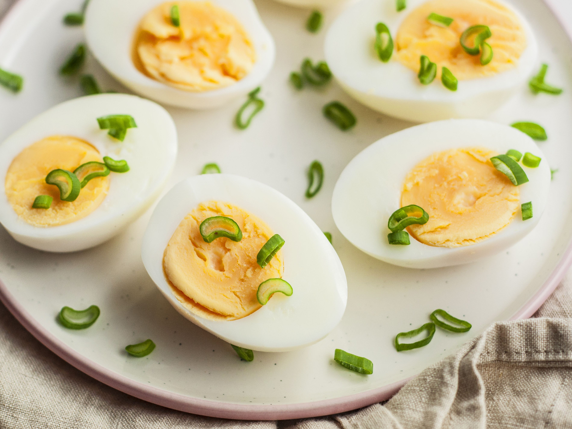 Ăn trứng có làm tăng cholesterol như lời đồn? Câu trả lời bất ngờ từ bác sĩ tim mạch- Ảnh 3.