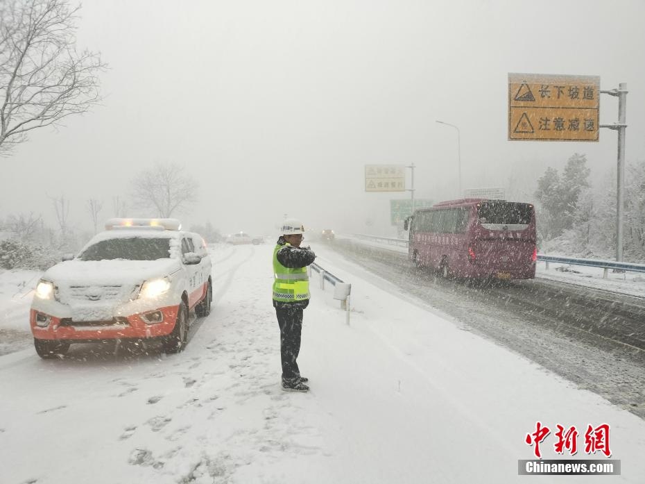 Trung Quốc lần đầu tiên ban bố cảnh báo đóng băng màu cam sau 14 năm - Ảnh 1.