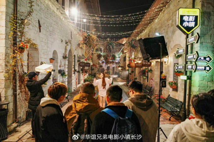 Chi Pu gây sốt tại Gala Xuân Vãn: Xinh đến mức được Cnet khen phát sáng, còn sóng đôi với nam thần cười đẹp nhất làng phim ngôn tình - Ảnh 7.