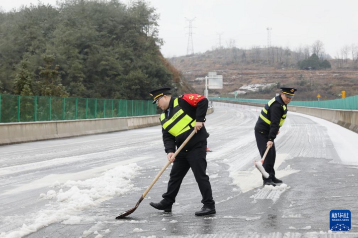 Xuân Vận Trung Quốc: Dân kẹt cứng vì bão tuyết, bức xúc với nhân viên thu phí - Ảnh 3.