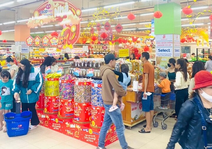 Gần Tết, siêu thị ào ạt tung khuyến mại, khách bỏ nghỉ trưa đi mua sắm- Ảnh 14.