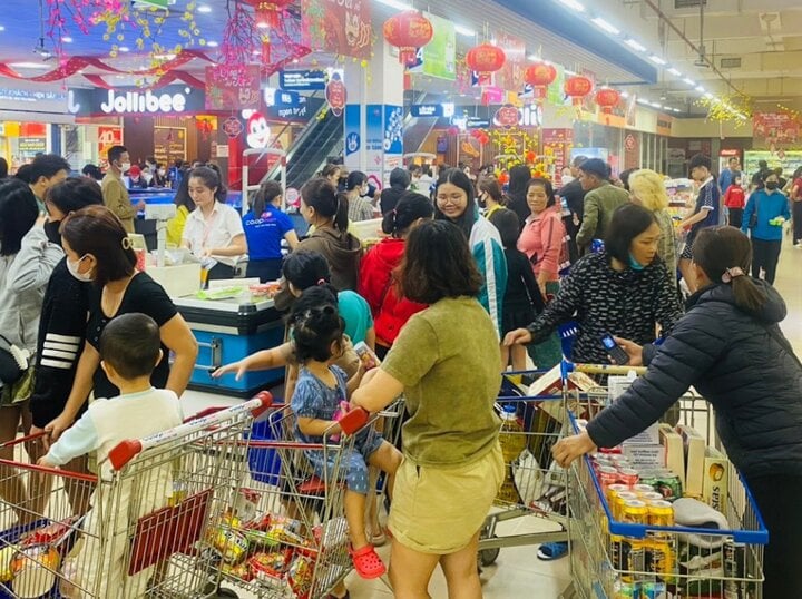 Gần Tết, siêu thị ào ạt tung khuyến mại, khách bỏ nghỉ trưa đi mua sắm- Ảnh 15.