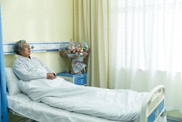 Nằm viện, được các con hiếu thảo chăm sóc, cụ ông U70 vẫn ngẫm ra 2 sự thật “đau đớn” của tuổi già- Ảnh 1.