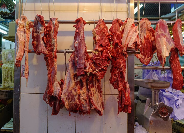 Tại sao người bán treo thịt bò lên cao nhưng lại đặt thịt lợn trên mặt bàn?- Ảnh 2.