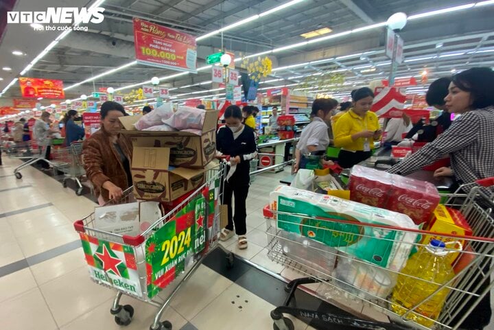 Gần Tết, siêu thị ào ạt tung khuyến mại, khách bỏ nghỉ trưa đi mua sắm- Ảnh 2.