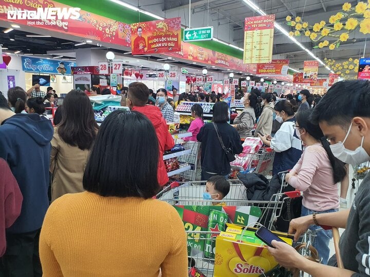 Gần Tết, siêu thị ào ạt tung khuyến mại, khách bỏ nghỉ trưa đi mua sắm- Ảnh 7.
