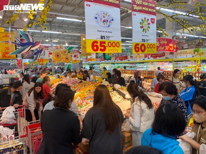 Gần Tết, siêu thị ào ạt tung khuyến mại, khách bỏ nghỉ trưa đi mua sắm- Ảnh 3.