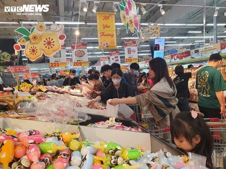 Gần Tết, siêu thị ào ạt tung khuyến mại, khách bỏ nghỉ trưa đi mua sắm- Ảnh 8.