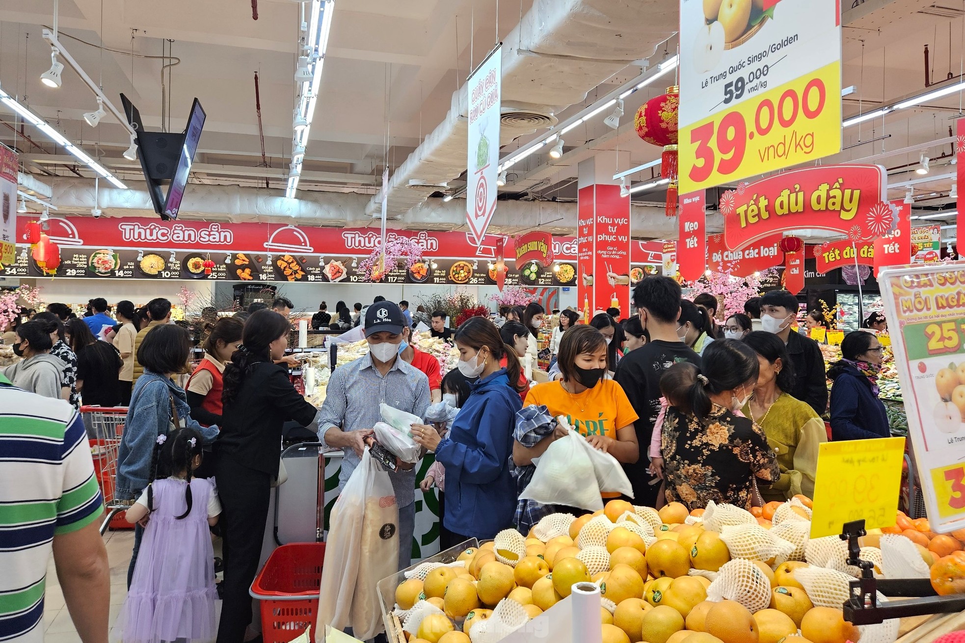 Cảnh trái ngược giữa siêu thị và chợ truyền thống ngày giáp Tết - Ảnh 2.