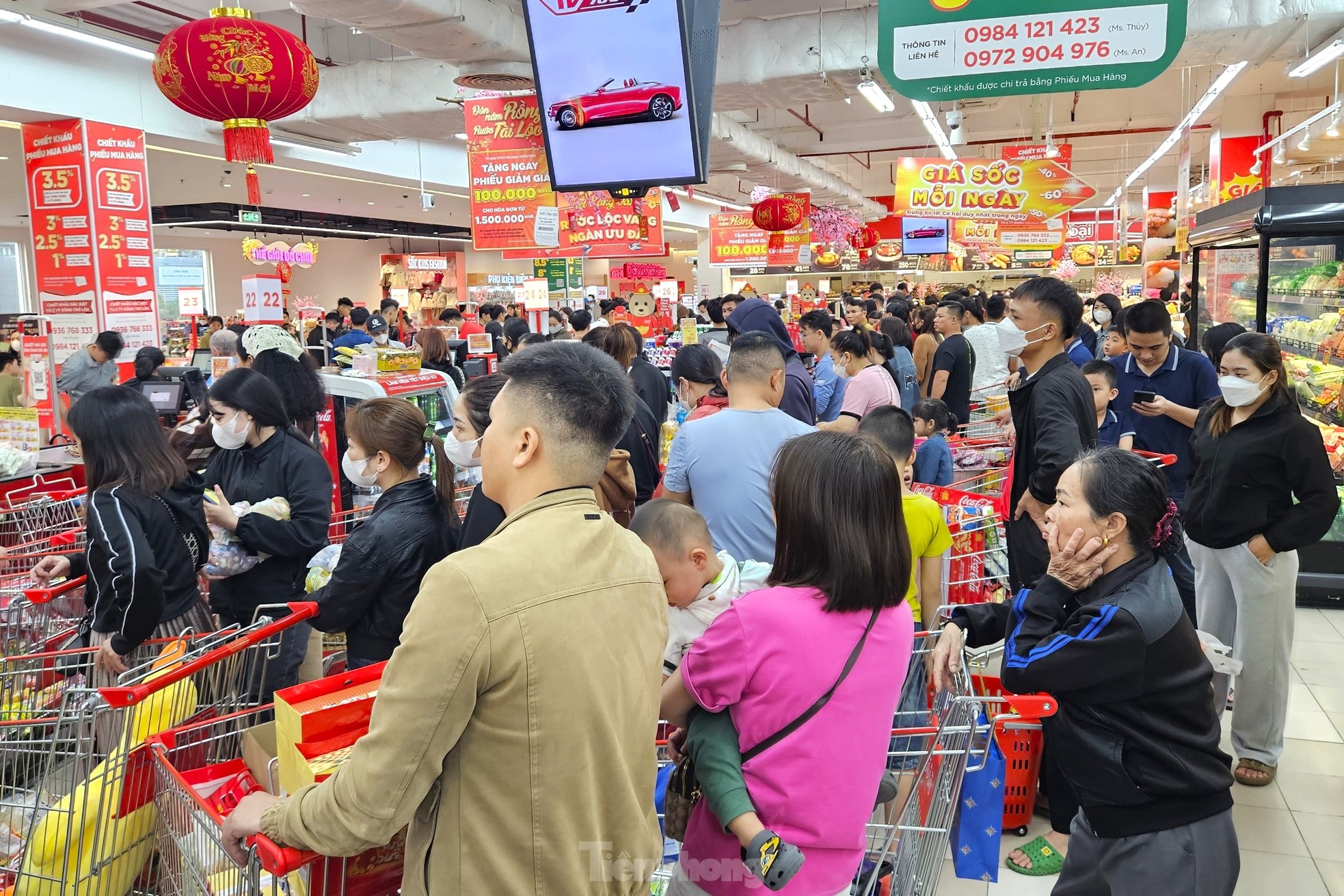 Cảnh trái ngược giữa siêu thị và chợ truyền thống ngày giáp Tết - Ảnh 9.