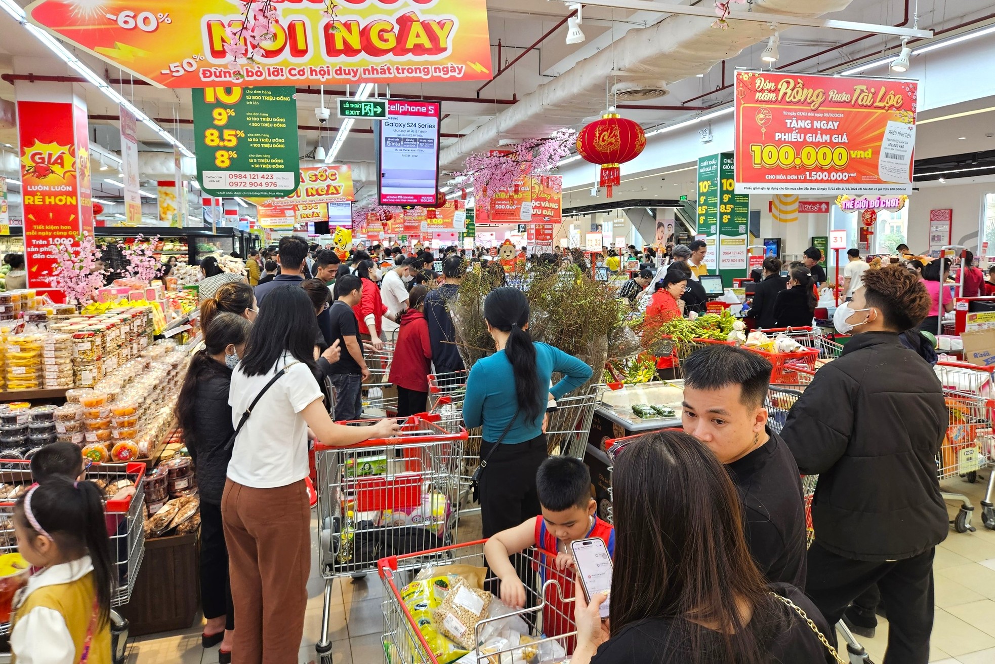 Cảnh trái ngược giữa siêu thị và chợ truyền thống ngày giáp Tết - Ảnh 8.