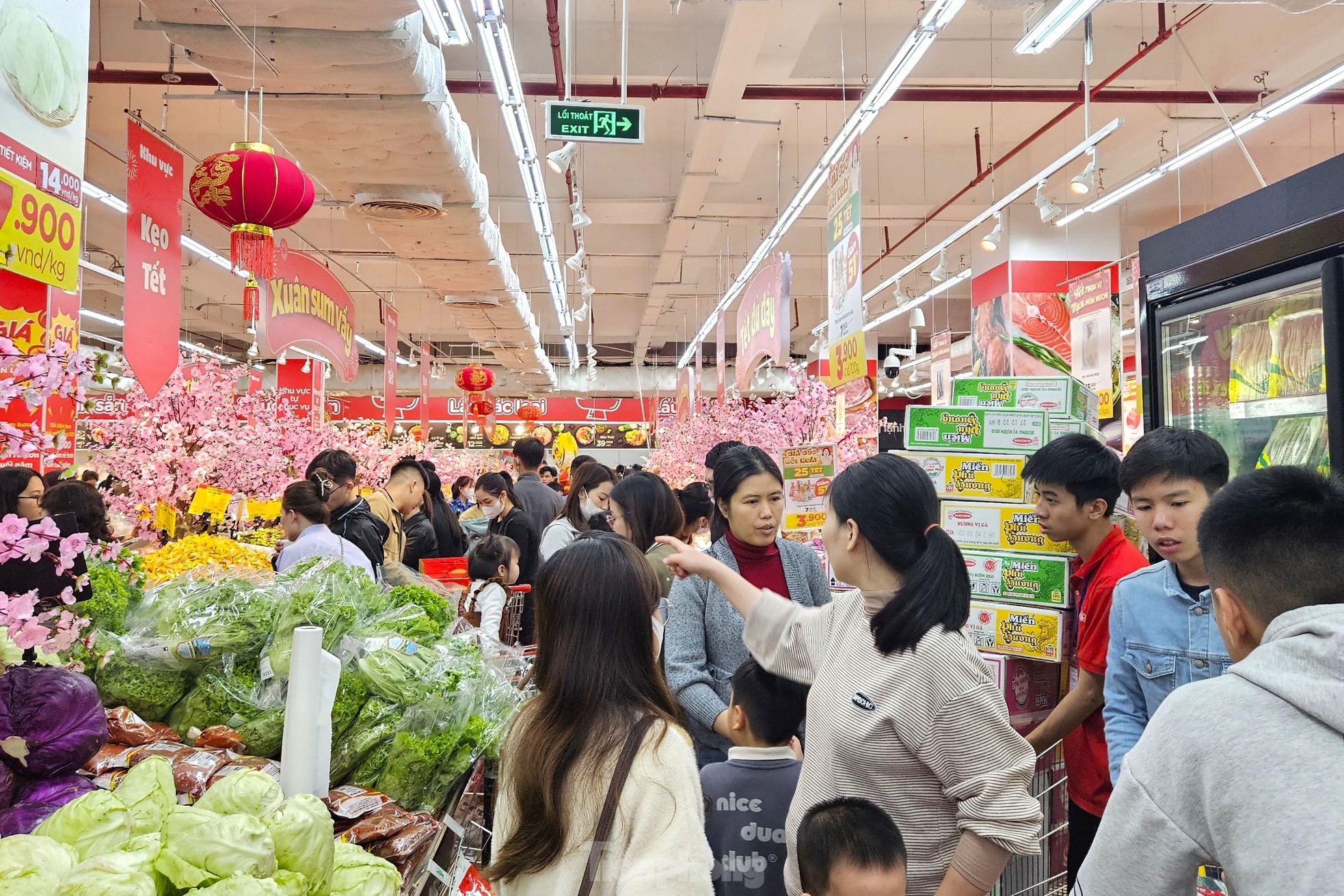 Cảnh trái ngược giữa siêu thị và chợ truyền thống ngày giáp Tết - Ảnh 4.