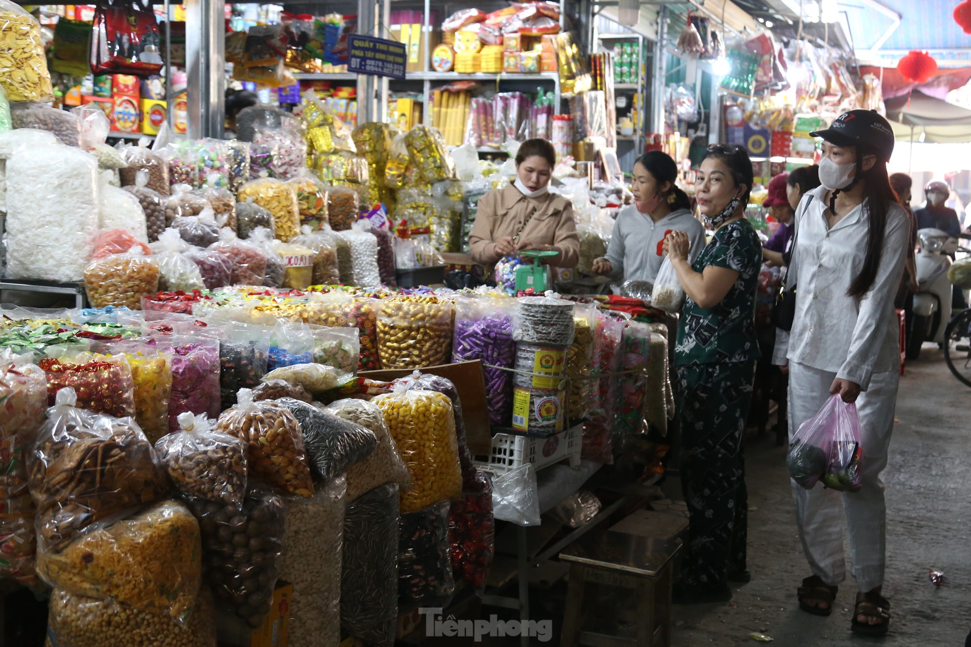 Cảnh trái ngược giữa siêu thị và chợ truyền thống ngày giáp Tết - Ảnh 16.