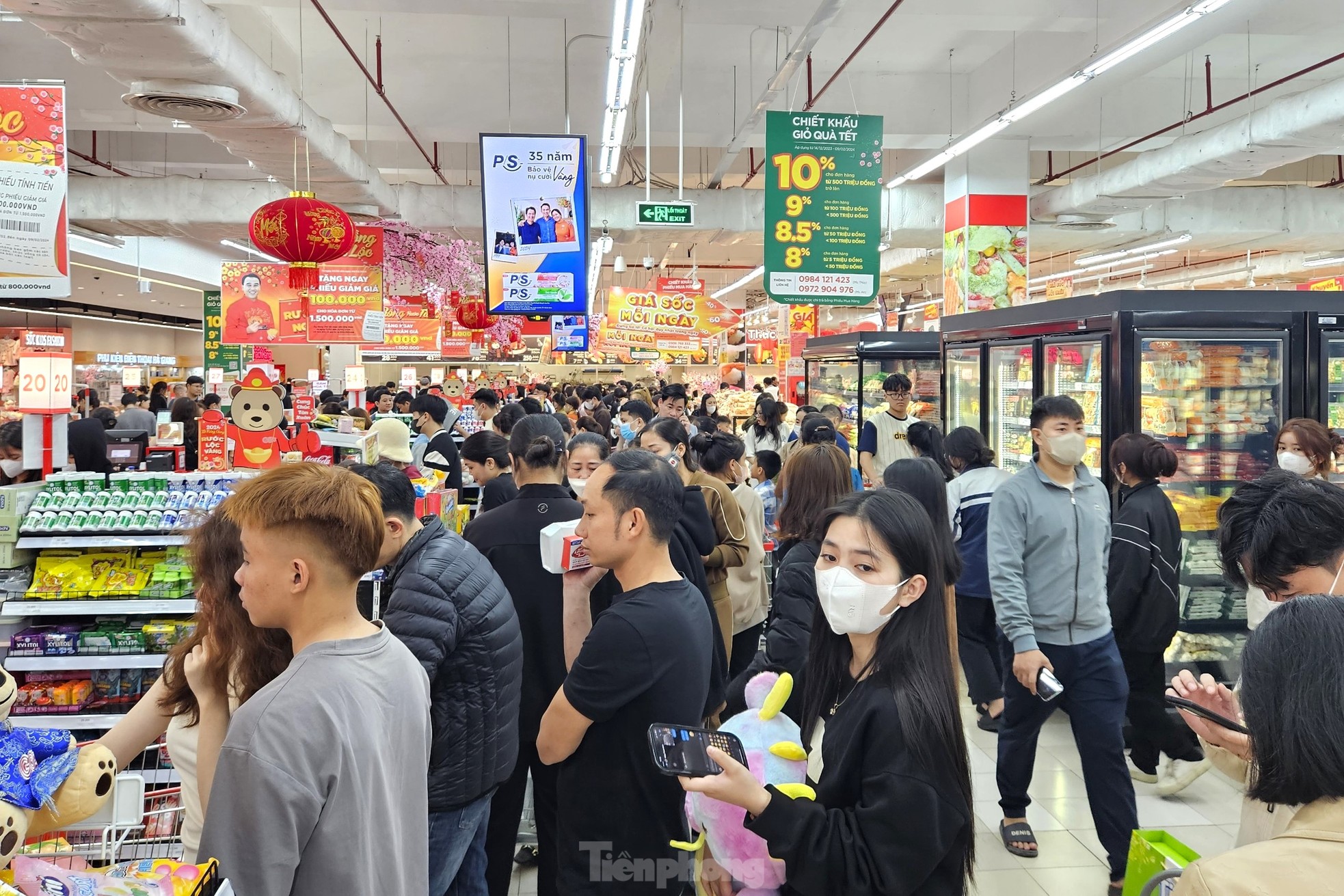 Cảnh trái ngược giữa siêu thị và chợ truyền thống ngày giáp Tết - Ảnh 1.