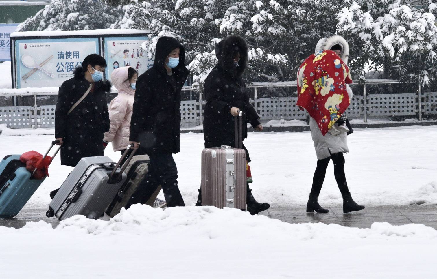 Bão tuyết cản trở Xuân vận Trung Quốc: Chạy ô tô, đi máy bay, ngồi tàu hỏa đều sợ không kịp về nhà đón Tết- Ảnh 1.