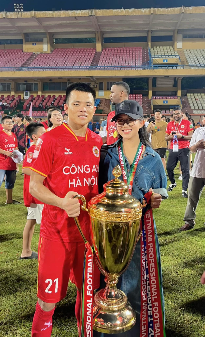Tiền vệ đội tuyển Việt Nam đính hôn, Quang Hải, Văn Hậu lập tức vào “nhả vía cực mạnh ” chúc mừng- Ảnh 5.