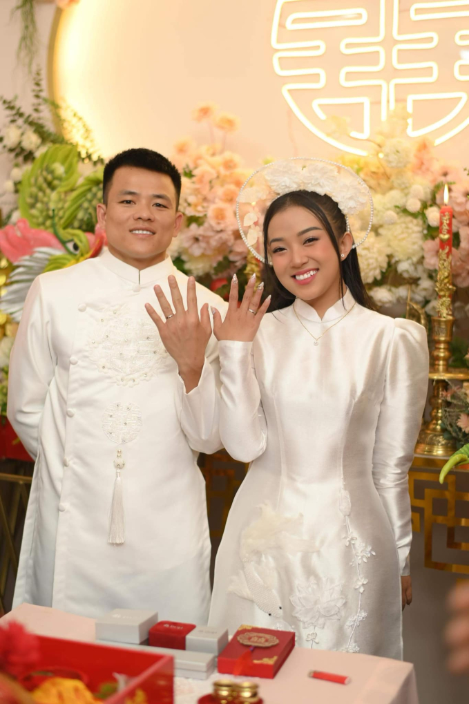 Tiền vệ đội tuyển Việt Nam đính hôn, Quang Hải, Văn Hậu lập tức vào “nhả vía cực mạnh ” chúc mừng- Ảnh 1.