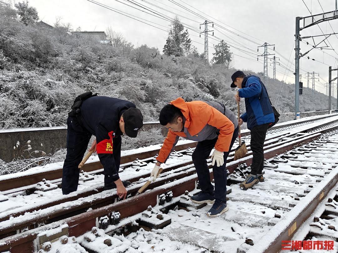 Bão tuyết cản trở Xuân vận Trung Quốc: Chạy ô tô, đi máy bay, ngồi tàu hỏa đều sợ không kịp về nhà đón Tết- Ảnh 8.