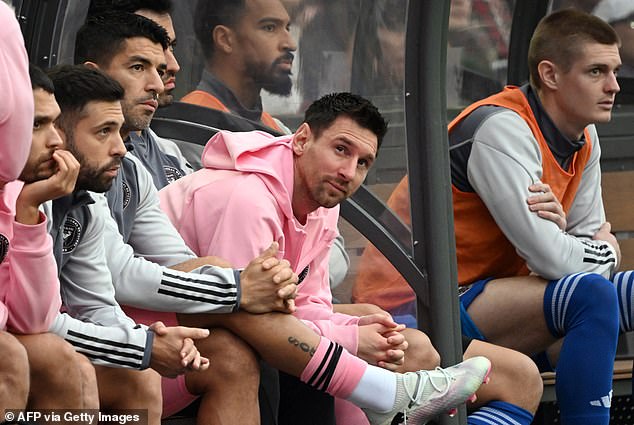 Messi trải qua chuyến du đấu đáng quên chưa từng có: Không thể so tài cùng Ronaldo, bị fan bất bình đòi tiền vé- Ảnh 1.