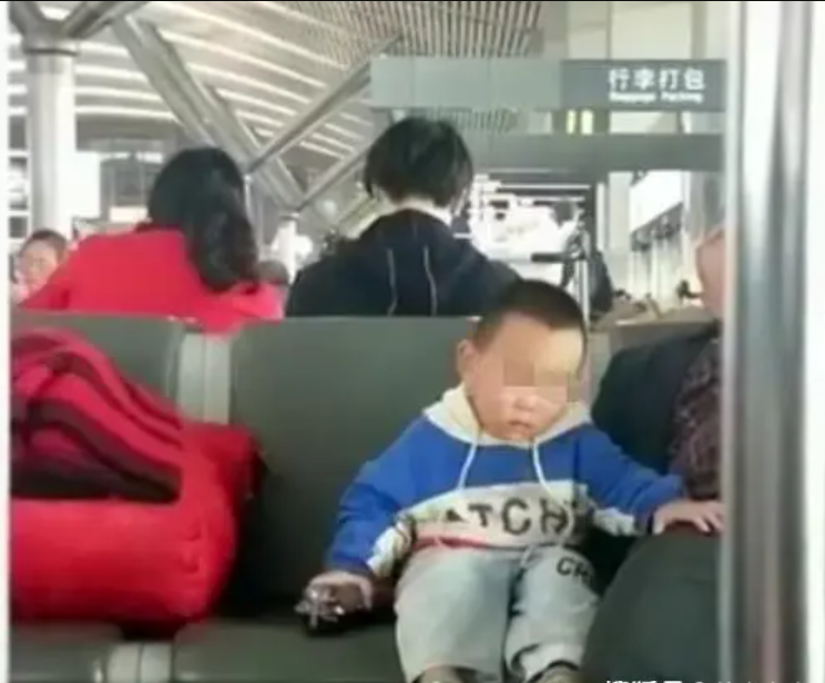 Bức ảnh đứa trẻ ngủ gật ở ga tàu khiến ai nấy xuýt xoa: Bố nuôi dạy kiểu gì mà con ngoan ngoãn đến vậy?- Ảnh 1.