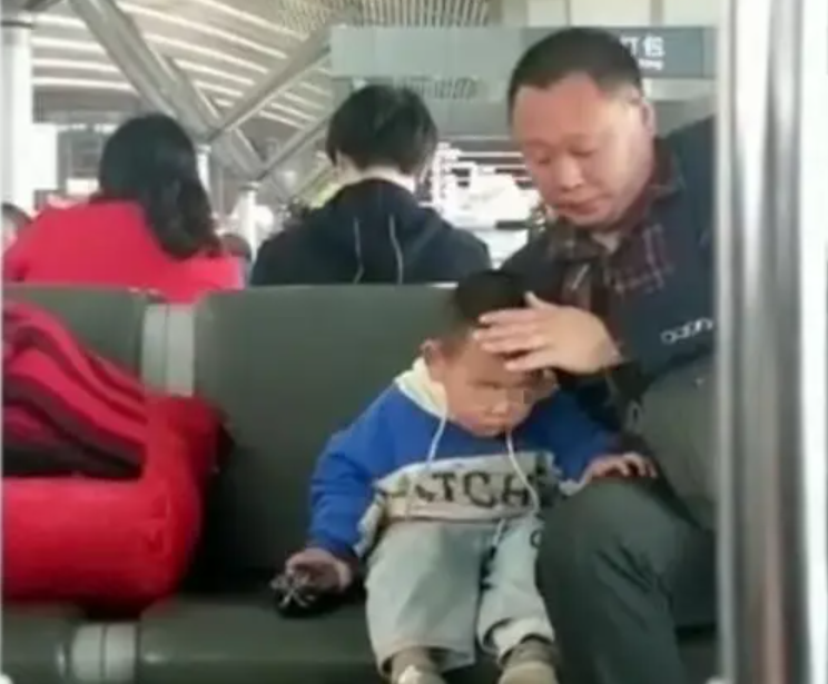 Bức ảnh đứa trẻ ngủ gật ở ga tàu khiến ai nấy xuýt xoa: Bố nuôi dạy kiểu gì mà con ngoan ngoãn đến vậy?- Ảnh 2.