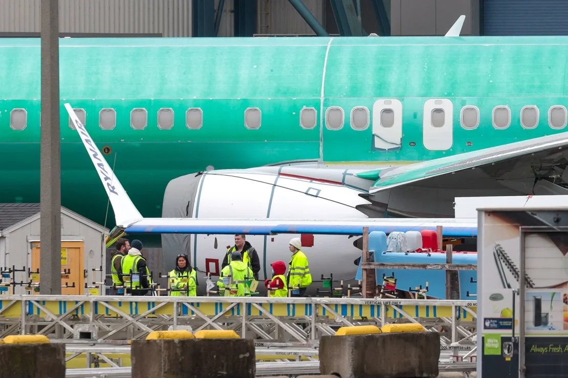 Nguồn cơn cho sự cẩu thả của Boeing: Máy bay thiếu bu lông; bên trong đầy rác và chai rượu rỗng vẫn giao cho khách hàng chính phủ- Ảnh 1.