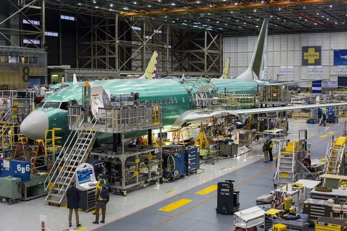 Nguồn cơn cho sự cẩu thả của Boeing: Máy bay thiếu bu lông; bên trong đầy rác và chai rượu rỗng vẫn giao cho khách hàng chính phủ- Ảnh 2.