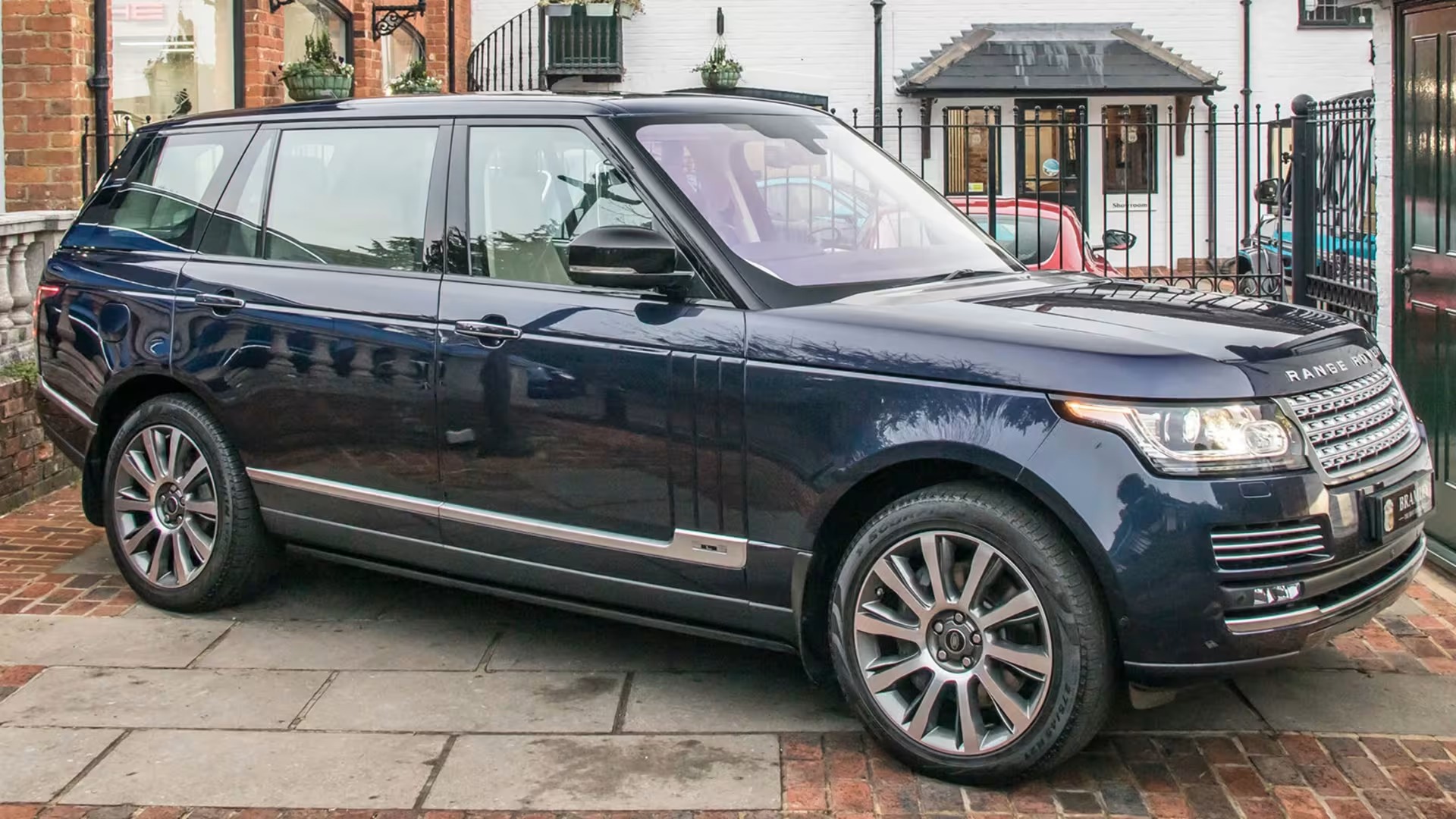 Ai từng ước có chiếc Range Rover của nữ hoàng Anh giờ có thể mua được: Xe đi 30.000km sau 7 năm, đã lắp thêm 'đồ chơi'- Ảnh 2.