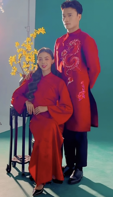 Vợ mẫu Tây của Bùi Tiến Dũng cùng chồng con chụp ảnh áo dài đón tết, visual được khen nức nở chuẩn con dâu Việt Nam- Ảnh 1.