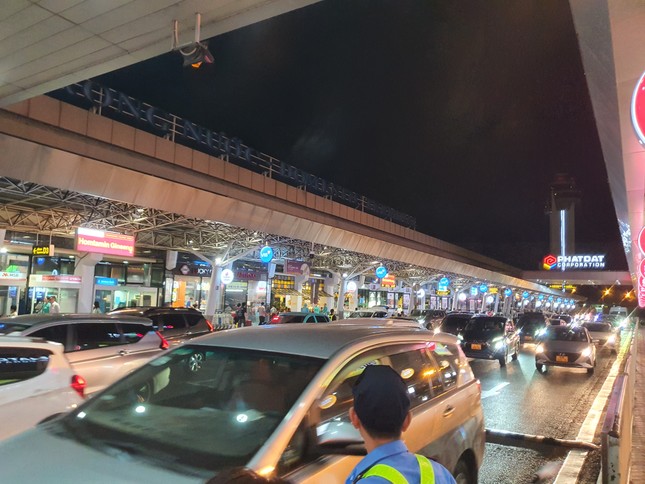Sân bay Tân Sơn Nhất đông nghịt, khách vật vã từ mờ sáng 27 Tết- Ảnh 1.