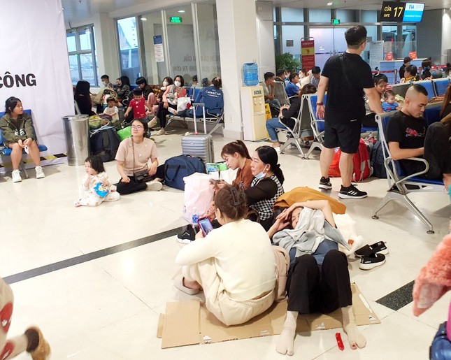 Sân bay Tân Sơn Nhất đông nghịt, khách vật vã từ mờ sáng 27 Tết- Ảnh 7.