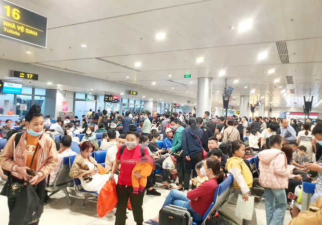 Sân bay Tân Sơn Nhất đông nghịt, khách vật vã từ mờ sáng 27 Tết- Ảnh 8.