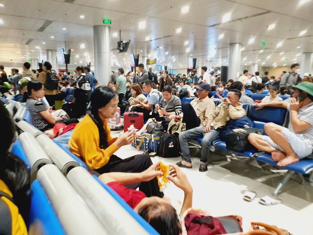 Sân bay Tân Sơn Nhất đông nghịt, khách vật vã từ mờ sáng 27 Tết- Ảnh 10.