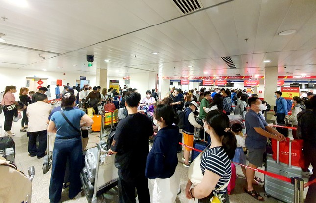 Sân bay Tân Sơn Nhất đông nghịt, khách vật vã từ mờ sáng 27 Tết- Ảnh 2.