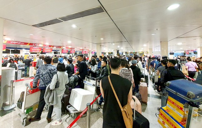Sân bay Tân Sơn Nhất đông nghịt, khách vật vã từ mờ sáng 27 Tết- Ảnh 3.
