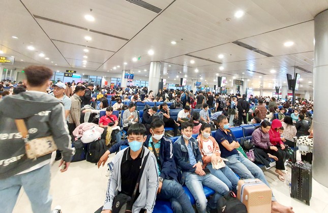 Sân bay Tân Sơn Nhất đông nghịt, khách vật vã từ mờ sáng 27 Tết- Ảnh 5.