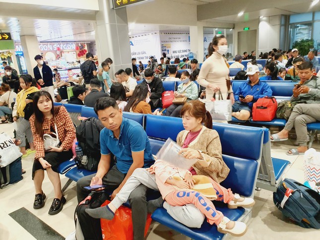 Sân bay Tân Sơn Nhất đông nghịt, khách vật vã từ mờ sáng 27 Tết- Ảnh 6.