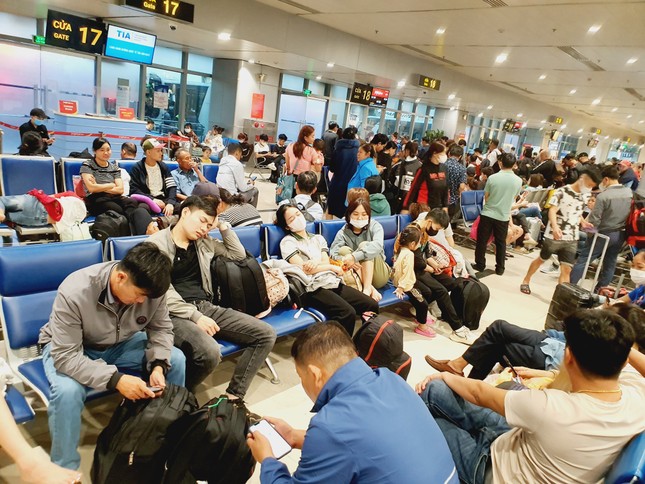 Sân bay Tân Sơn Nhất đông nghịt, khách vật vã từ mờ sáng 27 Tết- Ảnh 9.